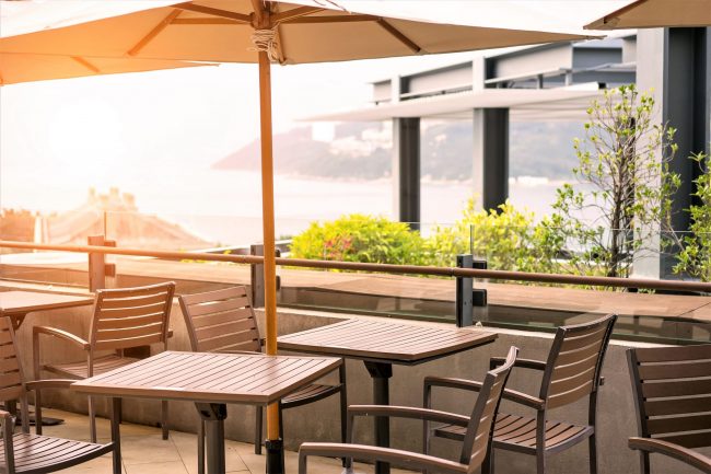 mesas terraza restaurante en madrid - mesa con sombrilla en terraza