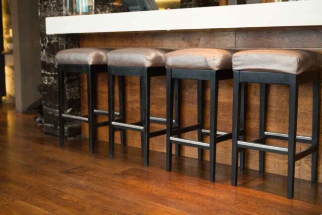 Comprar taburetes para bares en Madrid - Madera