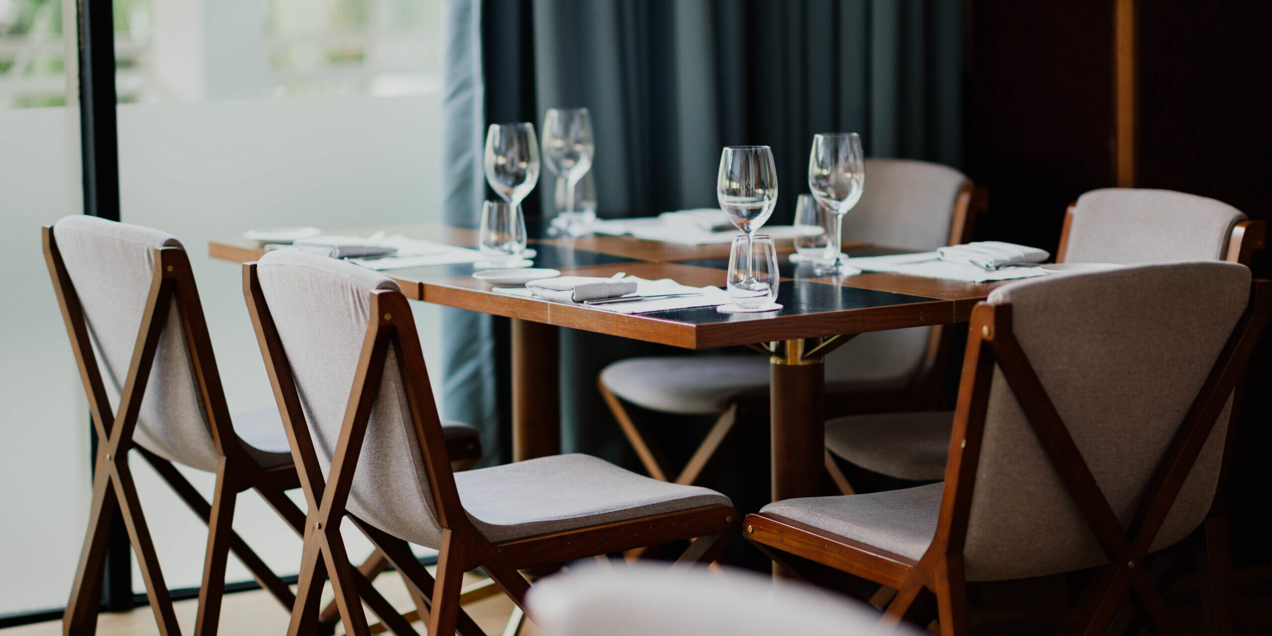 mobiliario-para-hosteleria-en-Madrid-copas-sobre-mesa- mobiliario-para-hosteleria-en-Madrid-copas-sobre-mesa-