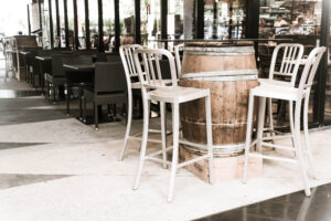 mobiliario-para-hosteleria-en-Madrid-taburetes-altos-blancos
