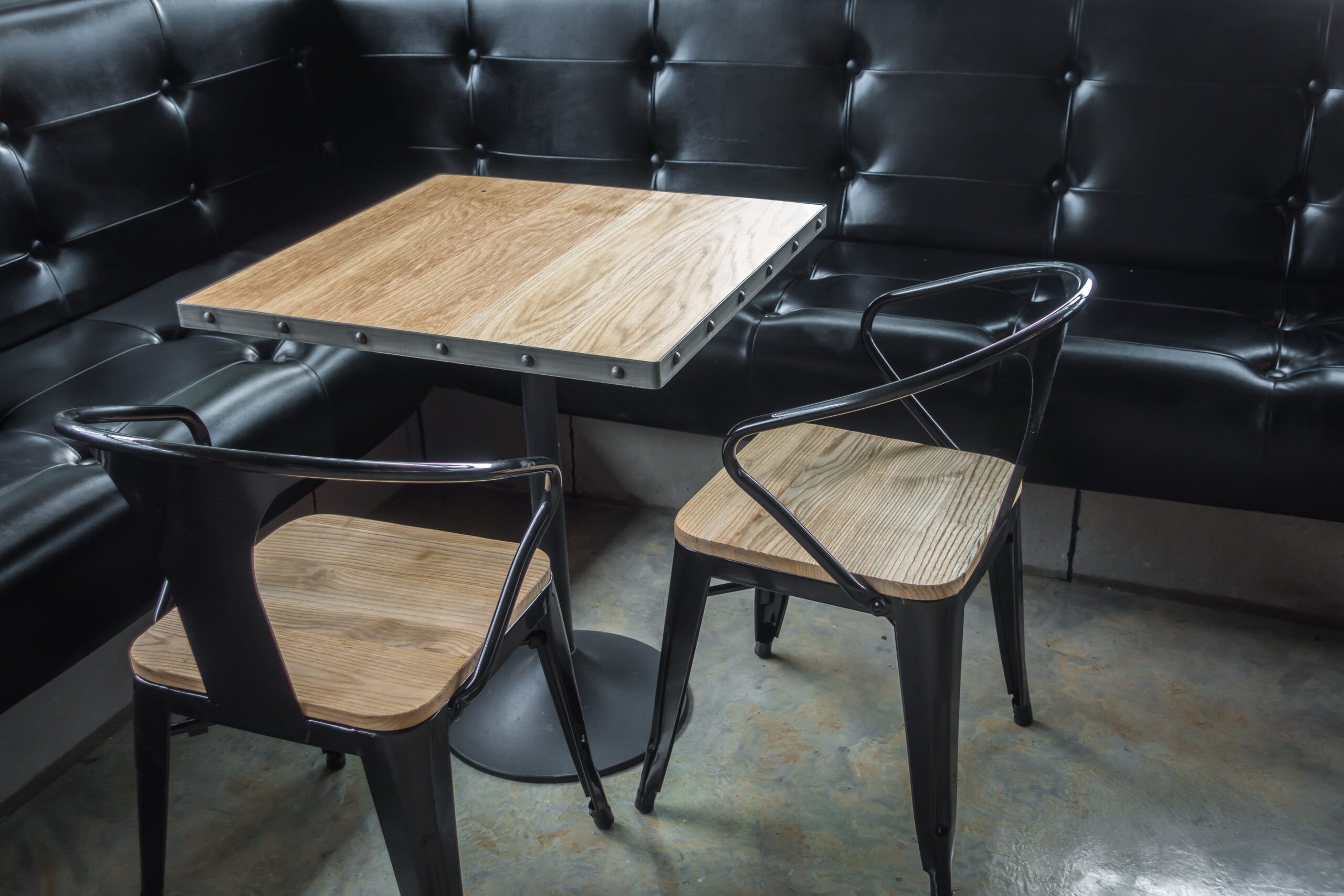 complementos para hosteleria en madrid - sillas negra con madera