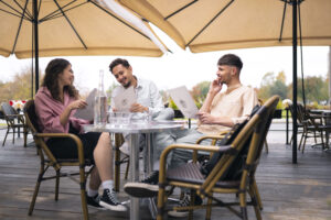 mesas terraza restaurante en Madrid -amigos