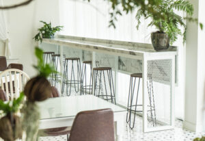 mobiliario para hostelería en Madrid-mesa-blanco