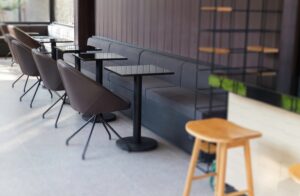 Bancos corridos en Madrid - cafetería