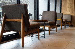 Butacas tapizadas y mesas auxiliares de equipamiento para hostelería en Madrid
