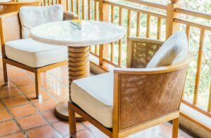 Mesa y sillones de madera con tapicería para equipamiento para hostelería en Madrid